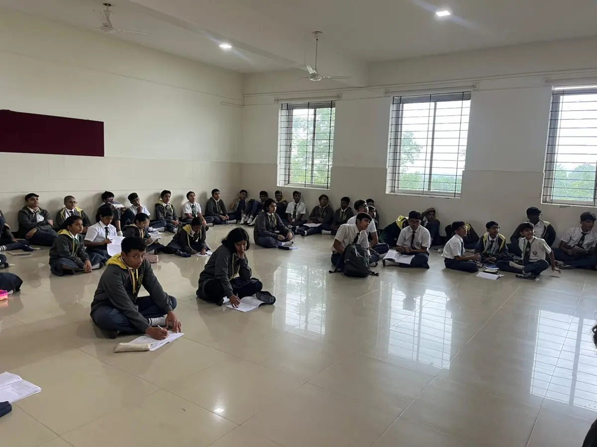 Exxler instructor guiding students through electronics assembly